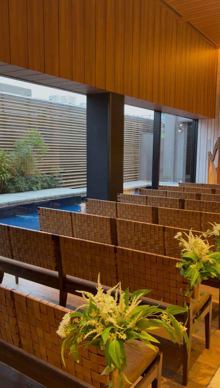 窓側は水辺がある