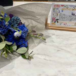 造花屋さんがゲスト向けにメッセージと花をプレゼントしてくれる
