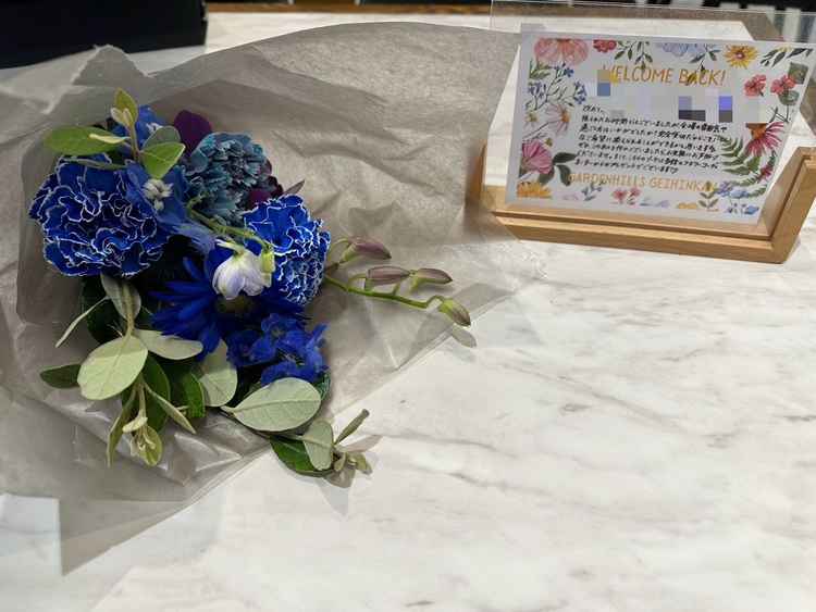 造花屋さんがゲスト向けにメッセージと花をプレゼントしてくれる