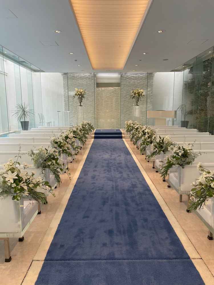 全面透明ガラスの開放感あふれるチャペル！親族との距離も近くて緊張しすぎずに式が出来そうでした。