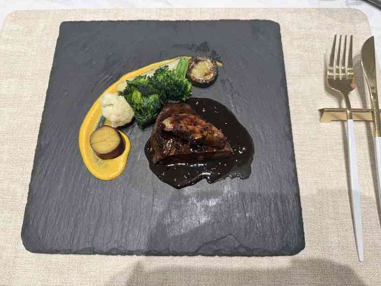 試食でいただいたお肉料理は、見た目も美しくとても上品な一皿でした。