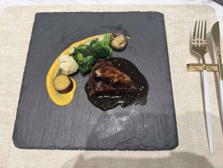 試食でいただいたお肉料理は、見た目も美しくとても上品な一皿でした。