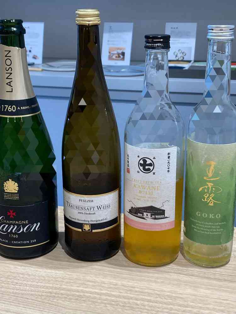 ゲストに出されるドリンクも凝っていて、ワイングラスで味わうお茶があります。香りが良く味も美味しいです