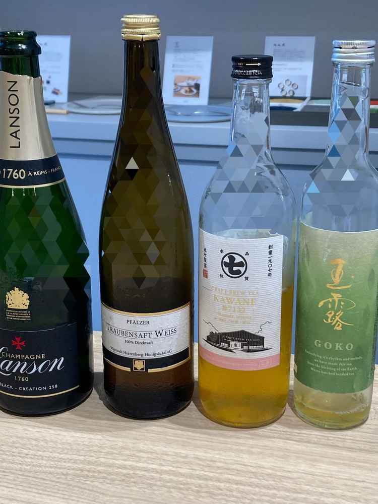 ゲストに出されるドリンクも凝っていて、ワイングラスで味わうお茶があります。香りが良く味も美味しいです