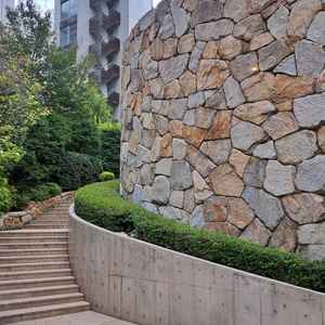 チャーチの外にある石階段。ここからチャーチ入口に登るわけではありませんでした。