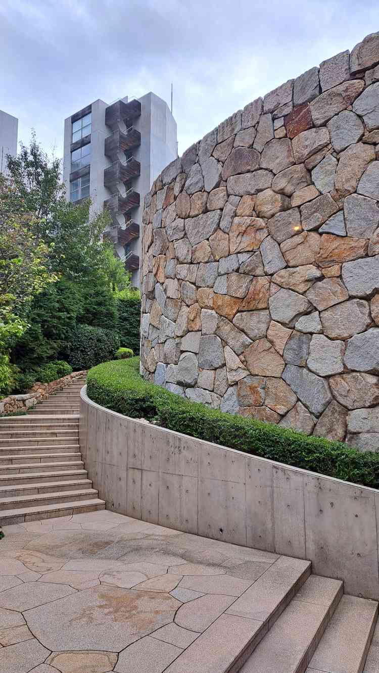 チャーチの外にある石階段。ここからチャーチ入口に登るわけではありませんでした。