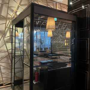 ゲストの控え室には喫煙ルームがありました。わざわざ外に出る必要がないので楽です。