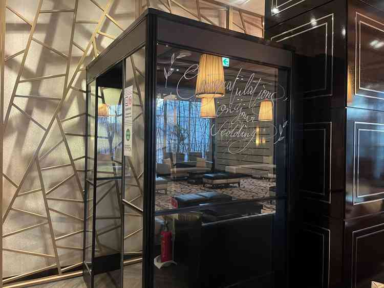 ゲストの控え室には喫煙ルームがありました。わざわざ外に出る必要がないので楽です。