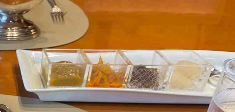 カレーのトッピングの玉ねぎのピクルスと美味しかったです。