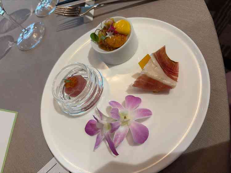 料理が美味しくパフォーマンスも素敵です。