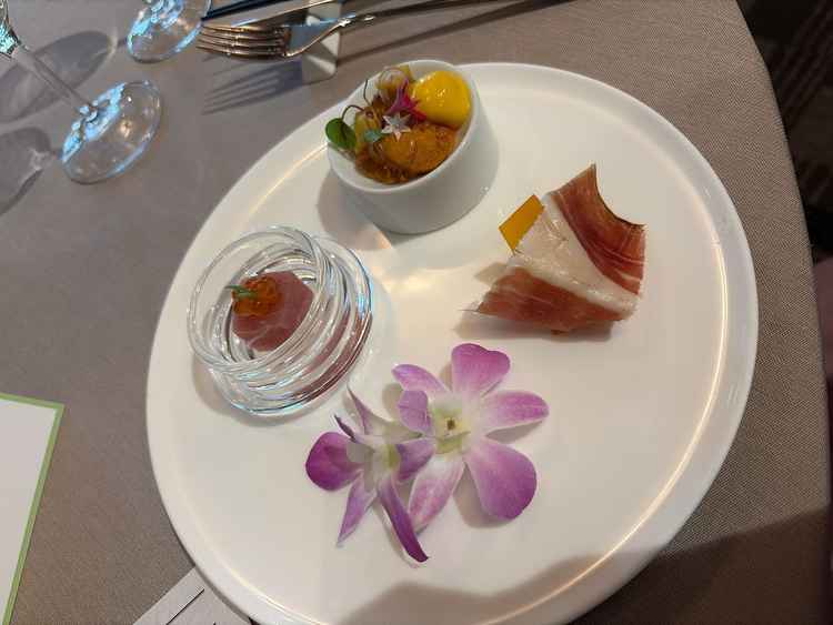 料理が美味しくパフォーマンスも素敵です。