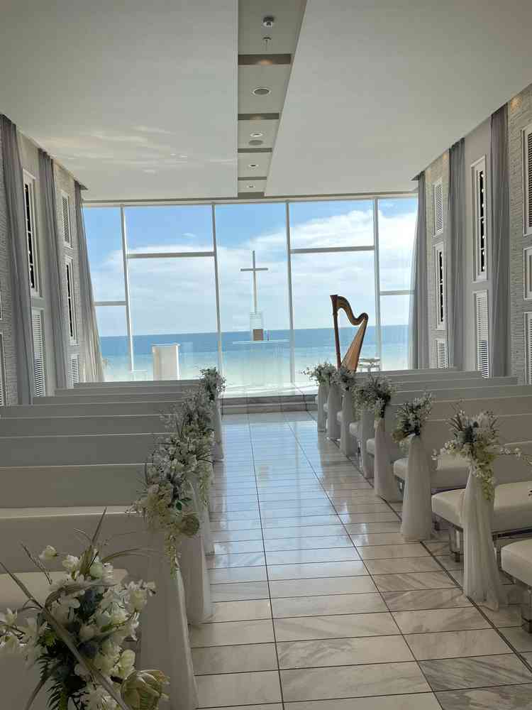 チャペル 水平線が一望でき、海のグラデーションが見れる。