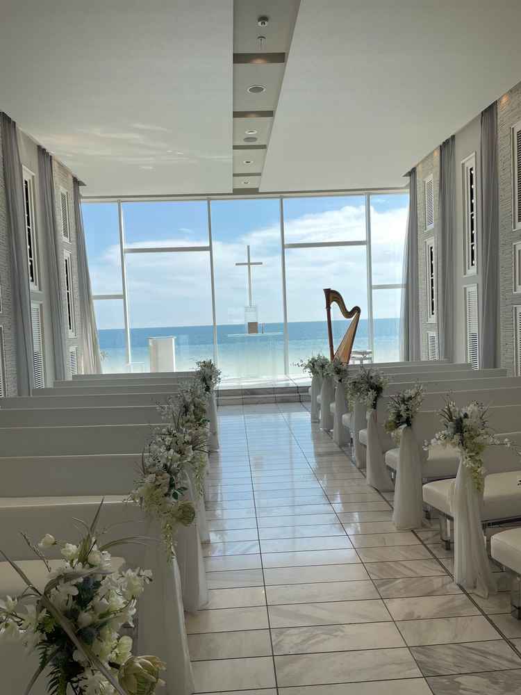 チャペル 水平線が一望でき、海のグラデーションが見れる。