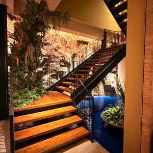 地下の披露宴会場入り口の滝。水の音が聞こえて落ち着く空間作りがなされている。