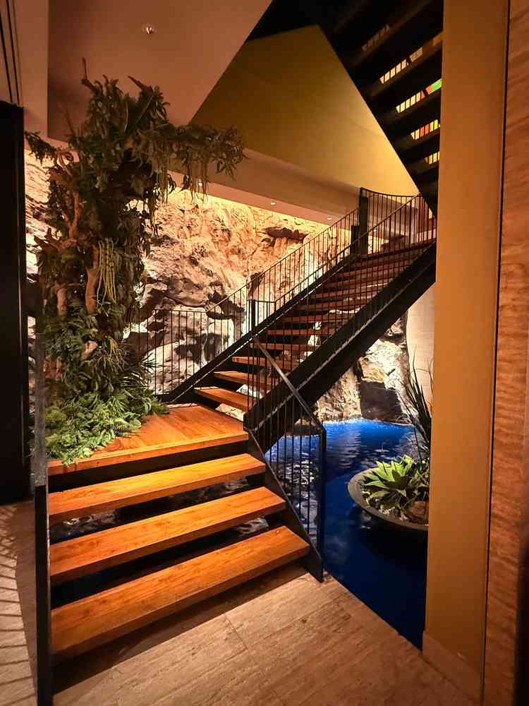 地下の披露宴会場入り口の滝。水の音が聞こえて落ち着く空間作りがなされている。