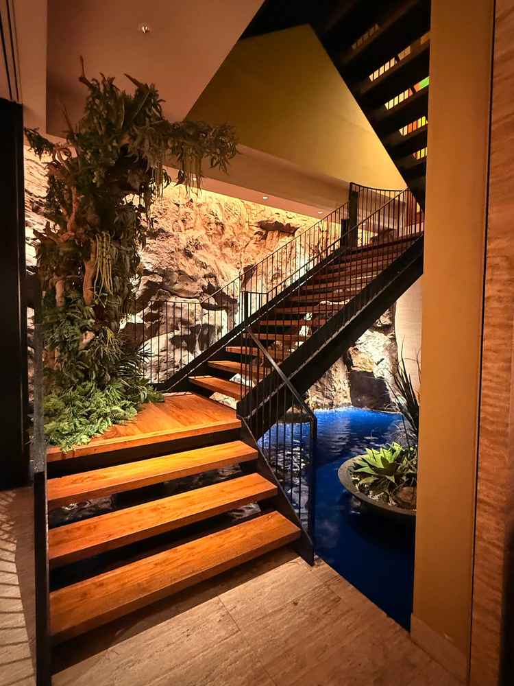 地下の披露宴会場入り口の滝。水の音が聞こえて落ち着く空間作りがなされている。