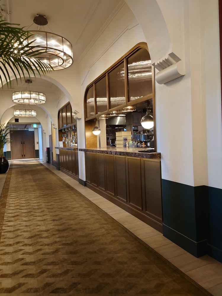 披露宴会場への廊下にオープンキッチンがありました。