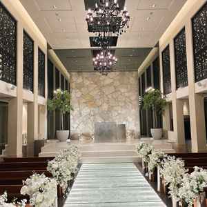 窓はないが、圧迫感のないチャペル。