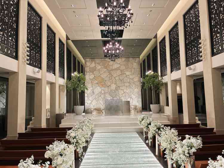 窓はないが、圧迫感のないチャペル。