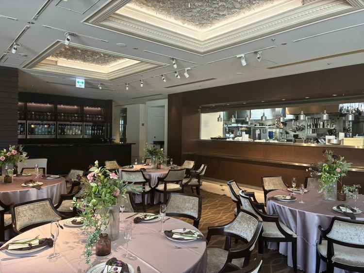 披露宴会場、オープンキッチンにワクワクしますし、トイレが会場内にあるとのことでとても便利です。