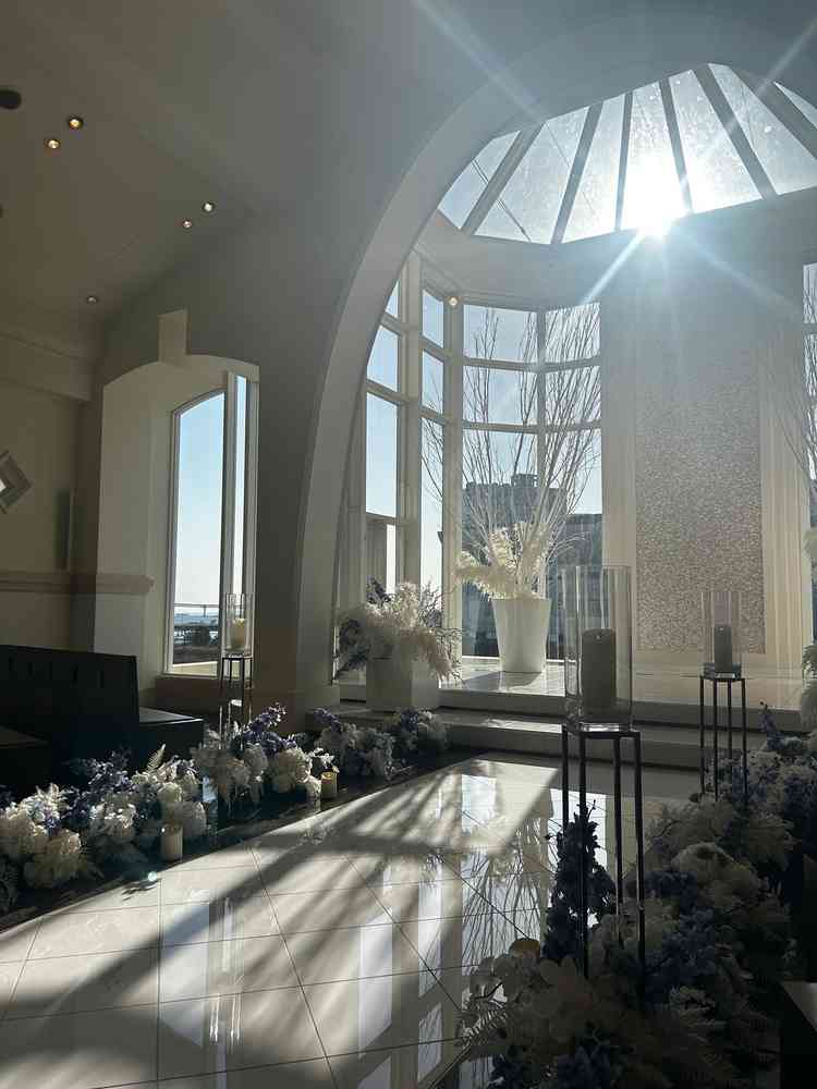 自然光がさす温かみのあるチャペルでした