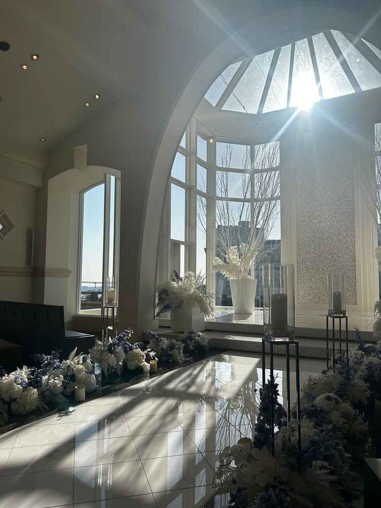 自然光がさす温かみのあるチャペルでした