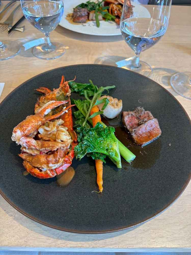 メイン2種を試食。どちらも味付けのバランスが良く参列者も絶対喜ぶだろうと確信を持てるお味