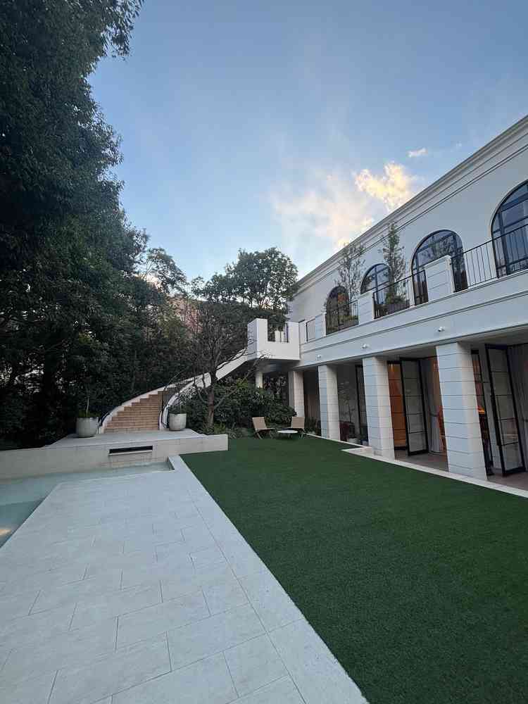 式場内のガーデン。屋根がなく開放的な印象。階段で2階と繋がっていて、様々な演出が可能。