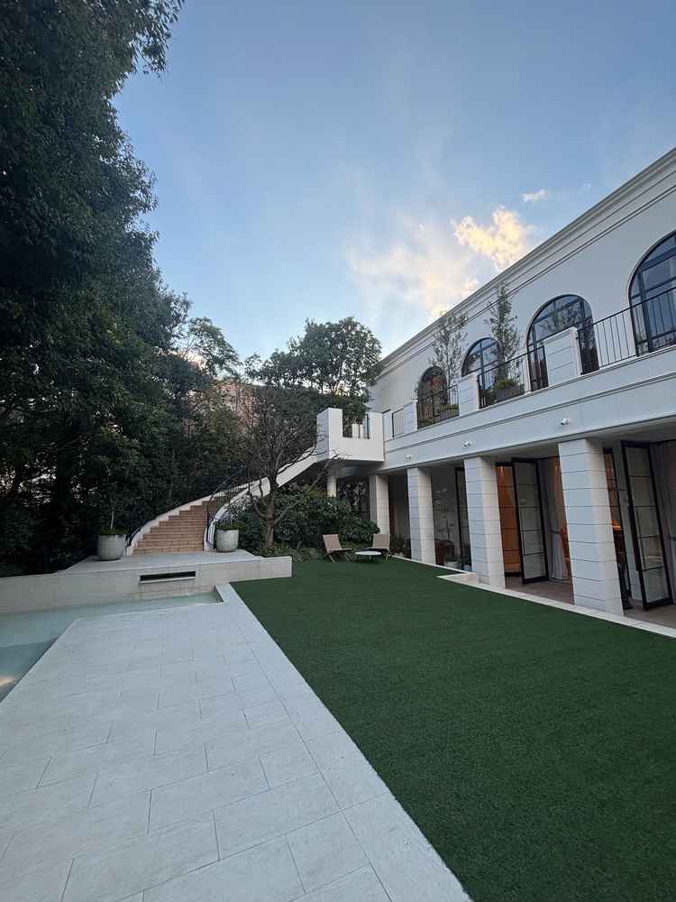 式場内のガーデン。屋根がなく開放的な印象。階段で2階と繋がっていて、様々な演出が可能。