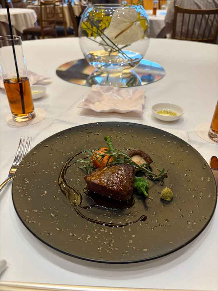 お料理です。ステーキがとても美味しかったです。大満足です