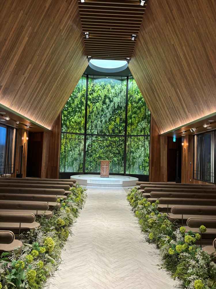 バージンロードを歩く時、歩くごとに光のスポットが当たるのがよかった。