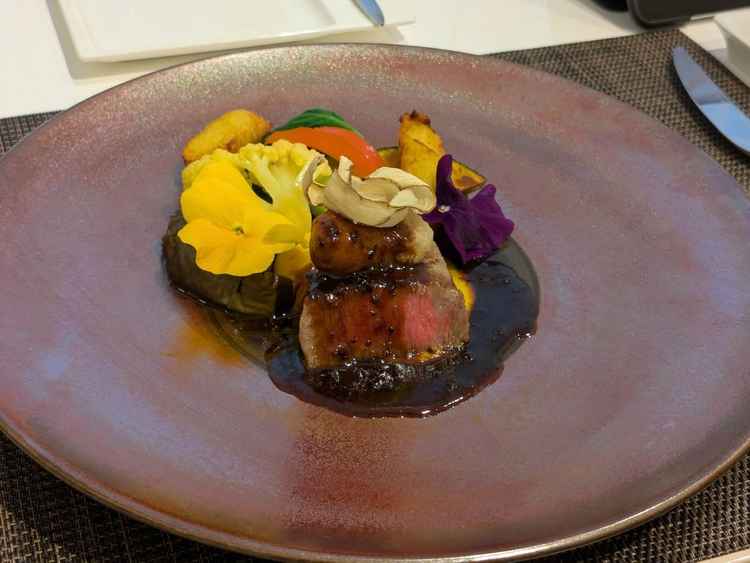 試食会の牛フィレ肉と付け合わせ野菜です。お肉は非常に柔らかく、ボリュームもありおいしかったです。