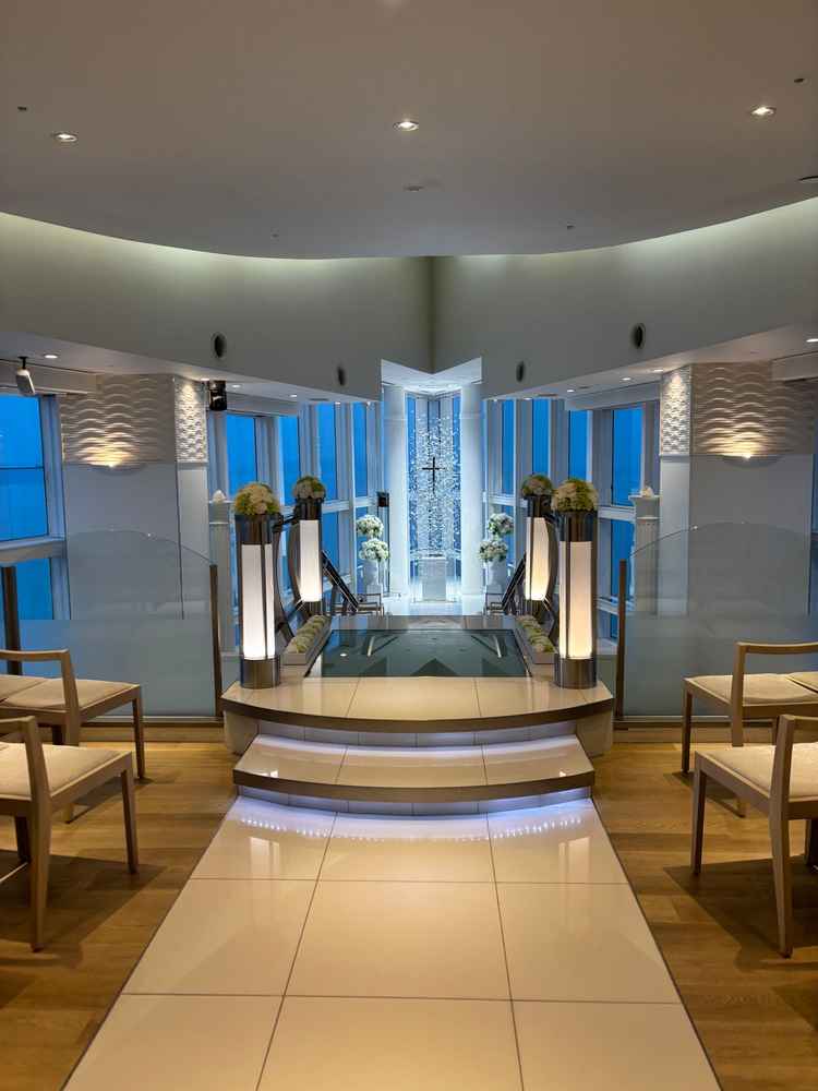 雨の日の朝のチャペルの感じです。