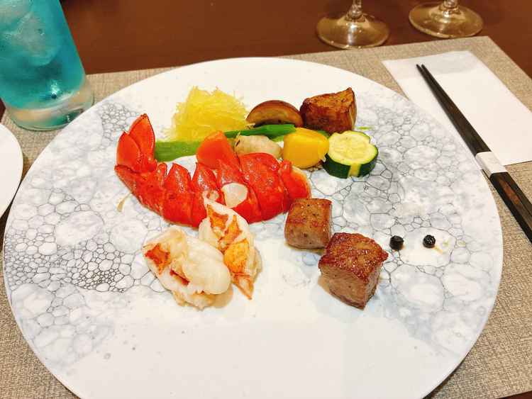 お肉や海老はもちろん、お野菜がとても優しい味で美味しかったです。シェフの方が挨拶に来てくれました。