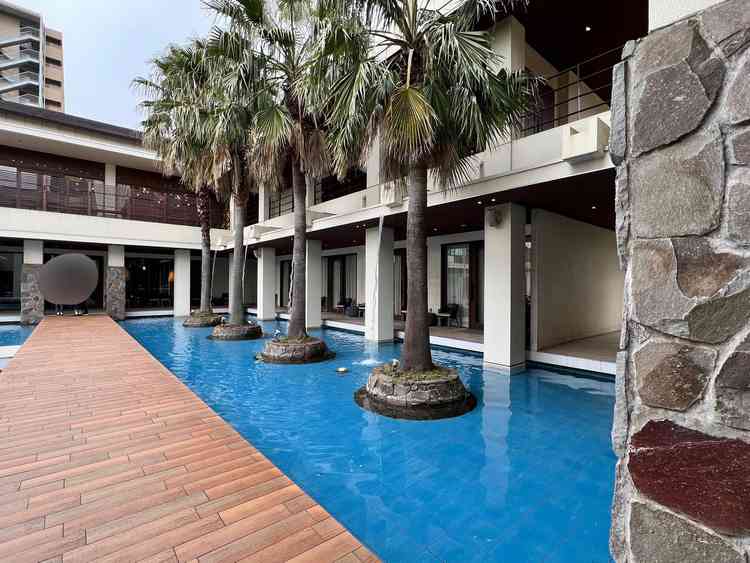 式場の中央にあるプールです。とても広くて開放感がありました。椰子の木がリゾート感を演出していました。