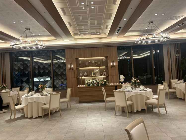 披露宴会場。カーテンを開けると夜景が綺麗でした。雰囲気もいい感じです。