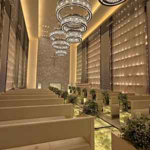 チャペルです。洗練された雰囲気で羽を降らせる演出もできます。