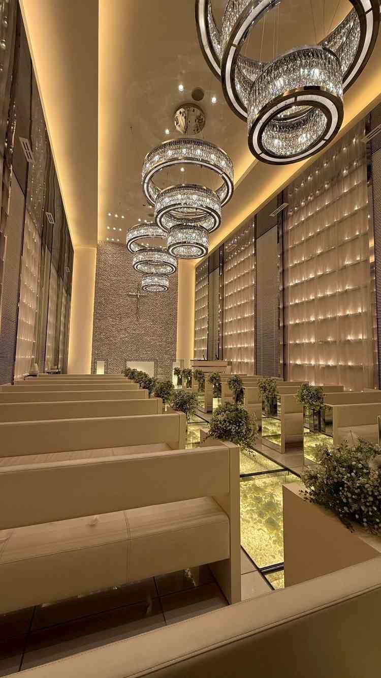 チャペルです。洗練された雰囲気で羽を降らせる演出もできます。