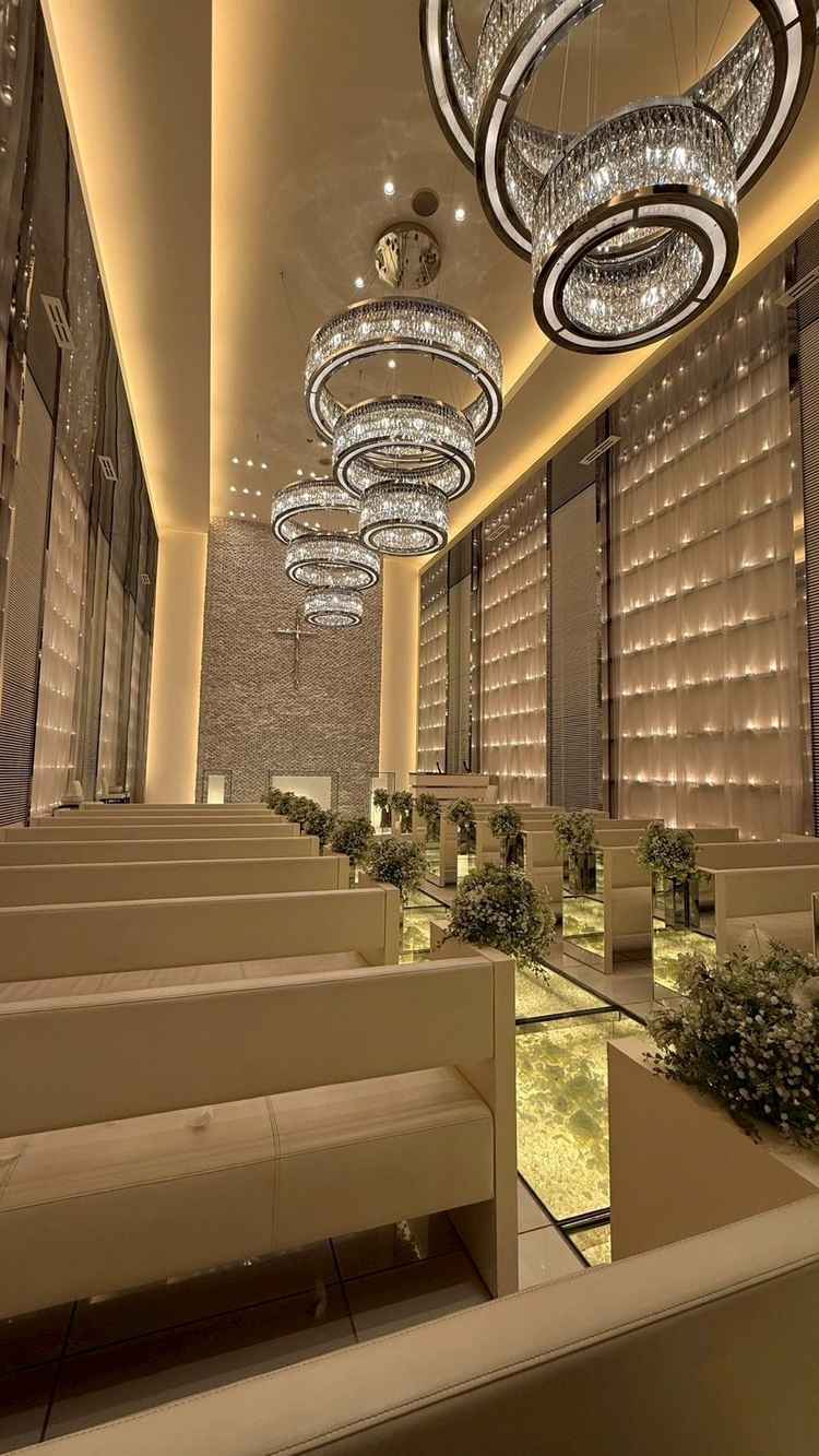 チャペルです。洗練された雰囲気で羽を降らせる演出もできます。