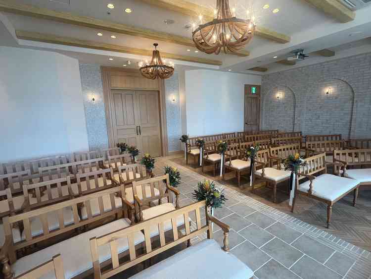 縦に長いイメージがある中珍しく横長のチャペルでゲストとの距離が近いのでアットホーム感がありました。