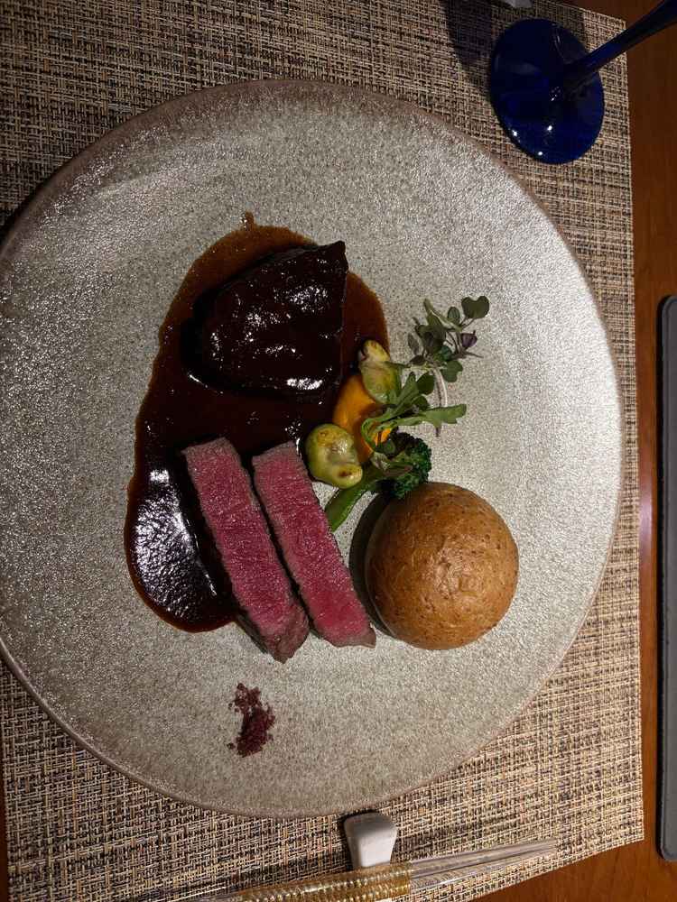 メインのお肉料理です。お肉がとっても美味しい。