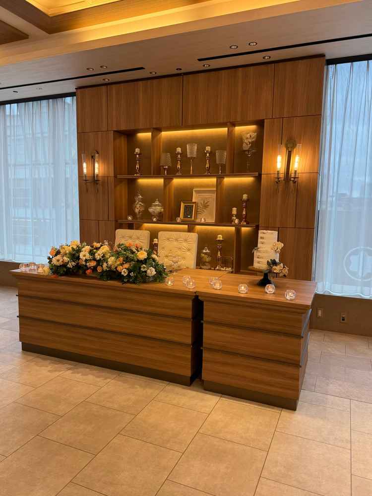 披露宴会場のメインテーブルは木目調で落ち着いた雰囲気でした。