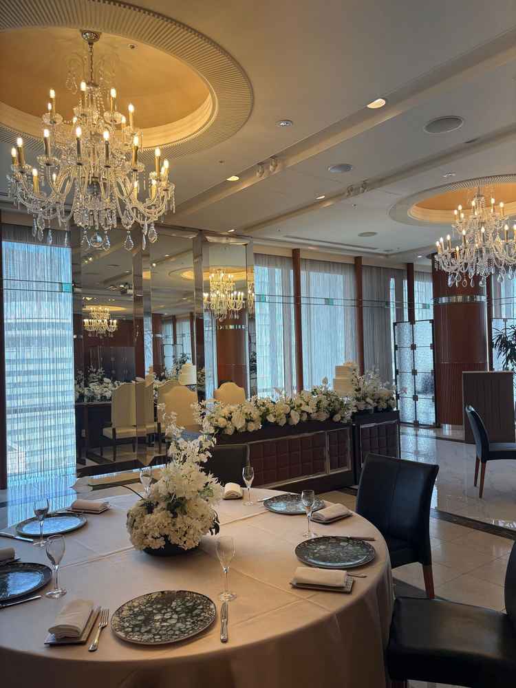 披露宴会場。お皿は有田焼を使用しているそうです。