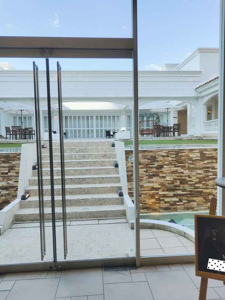 ガーデンと披露宴会場(奥のガラス戸)。雨が降っても披露宴所から少し出た所はお庭に屋根を出す事も可能！