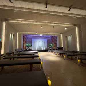 大人数の収容可能。天井が高い。水の音といい雰囲気といい唯一無二の素敵すぎるチャペル。