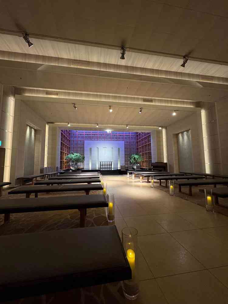 大人数の収容可能。天井が高い。水の音といい雰囲気といい唯一無二の素敵すぎるチャペル。