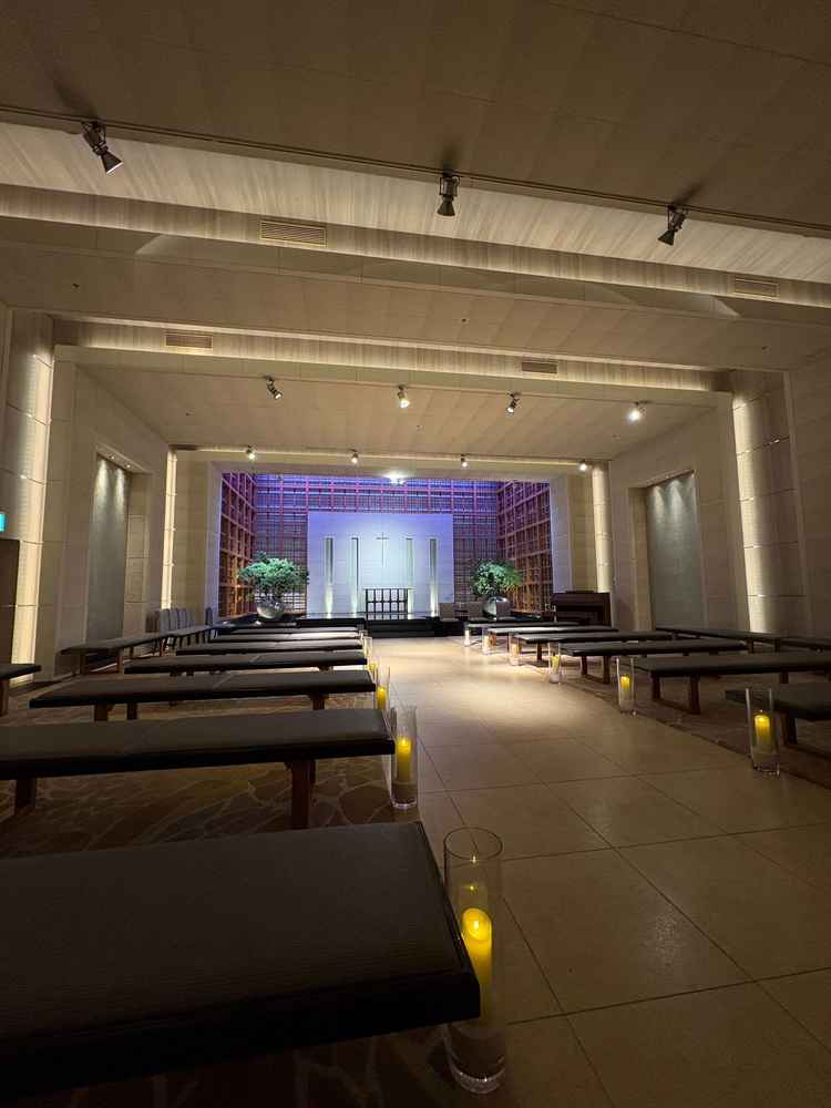 大人数の収容可能。天井が高い。水の音といい雰囲気といい唯一無二の素敵すぎるチャペル。