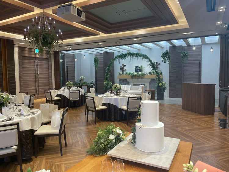 一階を使用した場合の披露宴会場。二階と変わってナチュラルな印象。フォトブースのアーチがあり良かった。