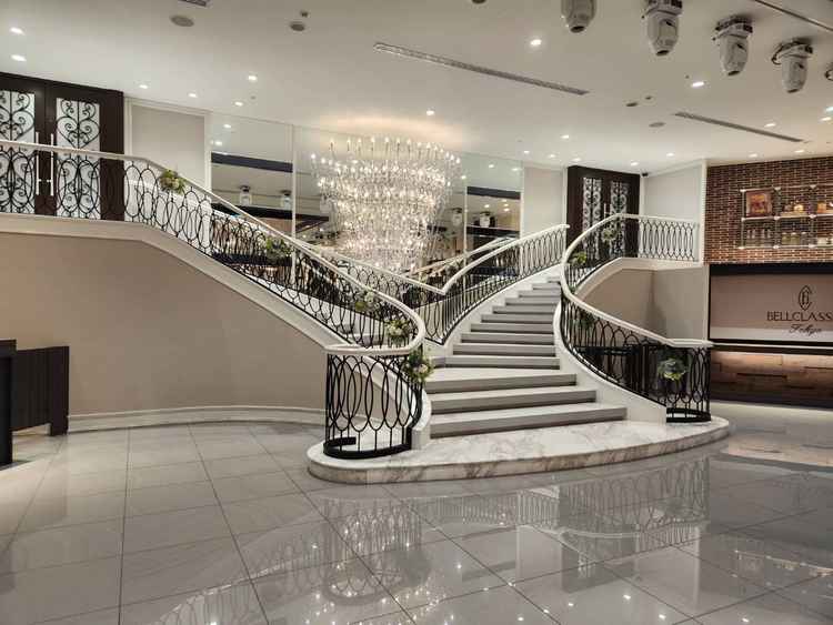 披露宴会場の階段です。演出込みで拝見でき想像が膨らみました。