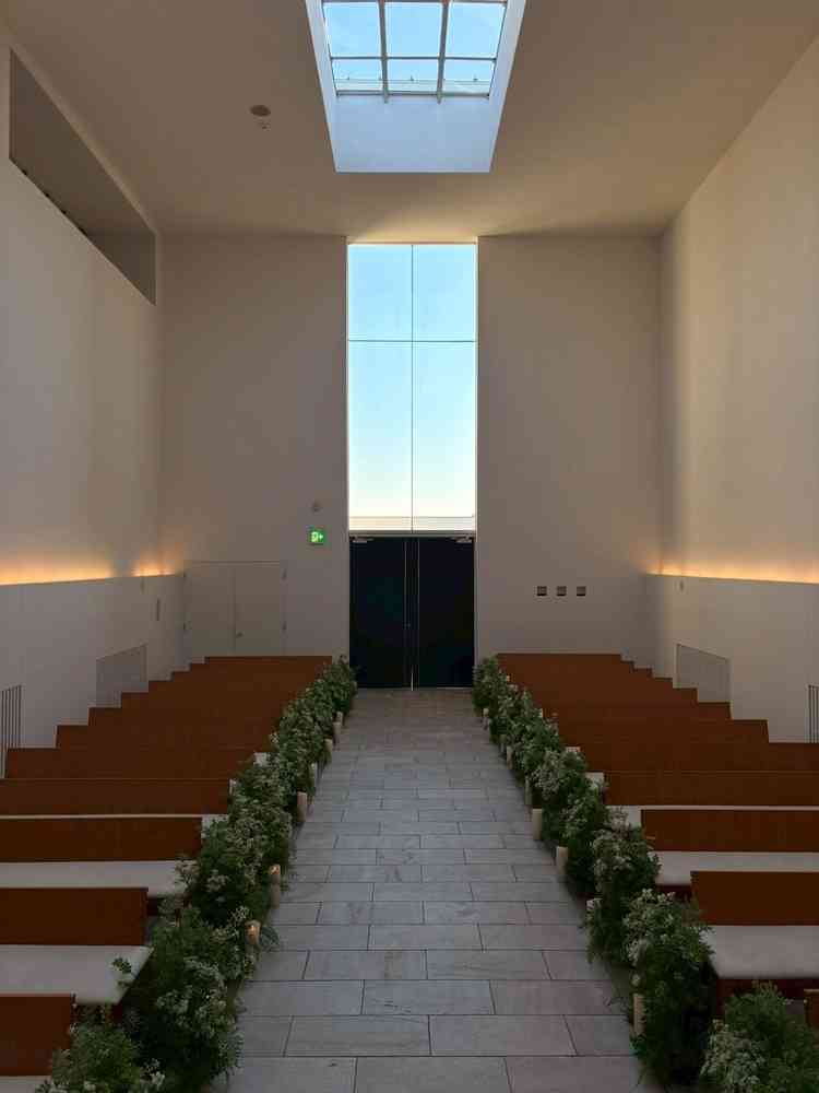 新郎新婦目線です。この時見た空を、またいつか空を見あげた時、思い出して欲しいという願いが...。